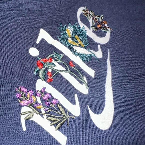 Nike Sportswear Navy T-Shirt Women’s Medium Short Sleeve Top Flowers Floral - Picture 4 of 5
